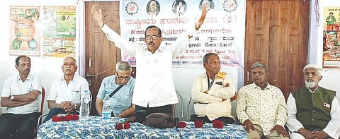 ಗಂಗಾವತಿಯಲ್ಲಿ ರಾಷ್ಟ್ರೀಯ ಸಂಘರ್ಷ ಸಮಿತಿ ಗುರುವಾರ ಹಮ್ಮಿಕೊಂಡಿದ್ದ ಹೋರಾಟದ ರೂಪುರೇಷೆಯ ರಾಜ್ಯ ಮತ್ತು ಜಿಲ್ಲಾಮಟ್ಟದ ಪದಾಧಿಕಾರಿಗಳ ಸಭೆಯಲ್ಲಿ ರಾಷ್ಟ್ರೀಯ ಸಂಘರ್ಷ ಸಮಿತಿ ರಾಜ್ಯಾಧ್ಯಕ್ಷ ವೀರಕುಮಾರ ಗಡಾದ್ ಮಾತನಾಡಿದರು. ಉಪಾಧ್ಯಕ್ಷ ಚನ್ನಬಸಯ್ಯ, ಪದಾಧಿಕಾರಿಗಳಾದ ಅನಿಲ್ ಇನಾಂದಾರ್, ಶಾಂತಿನಾಥ ಪಾಟೀಲ್ ಇತರರಿದ್ದರು.