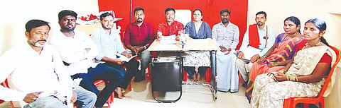 ಗಂಗಾವತಿ ಎಐಸಿಸಿಟಿಯು ಕಚೇರಿಯಲ್ಲಿ ಆಯೋಜಿಸಿದ್ದ ಬೀದಿ ಬದಿಯ ವ್ಯಾಪಾರಿಗಳು ಮತ್ತು ವಿವಿಧ ಸಂಘಟನೆಗಳ ಸಭೆಯಲ್ಲಿ ಎಐಸಿಸಿಟಿಯು ಜಿಲ್ಲಾಧ್ಯಕ್ಷ ವಿಜಯ ದೊರೆರಾಜು ಮಂಗಳವಾರ ಮಾತನಾಡಿದರು. ಅಖಿಲ ಭಾರತ ಪ್ರಗತಿಪರ ಮಹಿಳಾ ಸಂಘಟನೆ ರಾಜ್ಯಾಧಕ್ಷೆ ನಿರ್ಮಲಾ ಬೆಂಗಳೂರು, ಸಿಐಟಿಯು ಜಿಲ್ಲಾ ಉಪಾಧ್ಯಕ್ಷ ಕೃಷ್ಣನಾಯಕ, ಪ್ರಧಾನ ಕಾರ್ಯದರ್ಶಿ ಮಂಜುನಾಥ ಡಗ್ಗಿ, ಎಐಸಿಸಿಟಿಯು ಜಿಲ್ಲಾ ಉಪಾಧ್ಯಕ್ಷ ಸಣ್ಣ ಹನುಮಂತಪ್ಪ ಹುಲಿಹೈದರ್ ಇತರರಿದ್ದರು.
