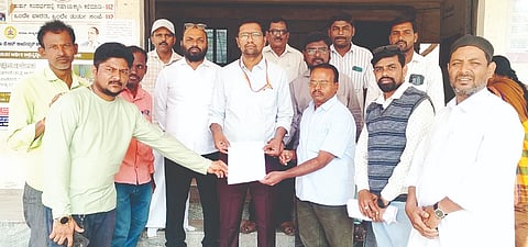 ನ್ಯಾಯಬೆಲೆ ಅಂಗಡಿಯಲ್ಲಿ ಹೆಚ್ಚುತ್ತಿರುವ ಸರ್ವರ್ ಸಮಸ್ಯೆ ಸರಿಪಡಿಸುವಂತೆ ಒತ್ತಾಯಿಸಿ ತಾಲೂಕು ಸರ್ಕಾರಿ ಪಡಿತರ ವಿತರಕರ ಸಂಘದ ಸದಸ್ಯರು ಗಂಗಾವತಿ ಶಿರಸ್ತೇದಾರ್ ರವಿಕುಮಾರ ನಾಯಕ್ವಾಡಿಗೆ ಮನವಿ ಸಲ್ಲಿಸಿದರು. ಗೌರವಾಧ್ಯಕ್ಷ ಗೌರವಾಧ್ಯಕ್ಷ ಟಿ.ಎಂ.ಚನ್ನಬಸವಶಾಸಿ, ತಾಲೂಕಾಧ್ಯಕ್ಷ ಕೆ.ಮಂಜುನಾಥ, ಪದಾಧಿಕಾರಿಗಳಾದ ಎಂ.ಪಿ.ಪಂಪನಗೌಡ, ಎಂ.ಡಿ.ಯಾಜ್ ಇತರರಿದ್ದರು.