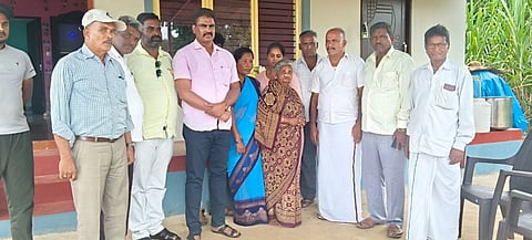 ತಿ.ನರಸಿಪುರ ತಾಲೂಕಿನ ಕೆಂಪಯ್ಯನ ಹುಂಡಿ ಗ್ರಾಮದ ಶಿವಣ್ಣ ಕುಟುಂಬದ ಸದಸ್ಯರಿಗೆ ಶುಕ್ರವಾರ ಕೊಳ್ಳೇಗಾಲ ಜೆಡಿಎಸ್ ಅಧ್ಯಕ್ಷ ಬಿ.ಪುಟ್ಟಸ್ವಾಮಿ ಸಾಂತ್ವನ ಹೇಳಿದರು. ಕೆಸ್ತೂರ್ ಆನಂದ್, ಅಂಬಳೆ ರವೀಶ್, ವೈ ಕೆ. ಮೋಳೆ ಸೋಮಣ್ಣ, ಕೊಳ್ಳೇಗಾಲ ಸುರೇಶ ಇತರರು ಇದ್ದರು.