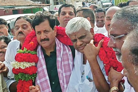 ಕಡೂರು ತಾಲೂಕಿನ ಯಗಟಿ ಗ್ರಾಮಕ್ಕೆ ಅಗಮಿಸಿದ ಮಾಜಿ ಸಚಿವ ಎಚ್.ಡಿ.ರೇವಣ್ಣ ಹಾಗೂ ಮಾಜಿ ಶಾಸಕ ವೈ.ಎಸ್.ವಿ ದತ್ತ ಅವರನ್ನು ಕಾರ್ಯಕರ್ತ ಹೂವಿನ ಹಾರ ಹಾಕುವ ಮೂಲಕ ಸ್ವಾಗತಿಸಿದರು.