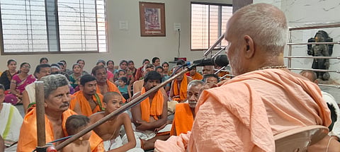 ಕೆಂಭಾವಿ ಪಟ್ಟಣದ ಉತ್ತರಾದಿ ಮಠದಲ್ಲಿ ಮಂಗಳವಾರ ಕೂಡಲಿ ಮಠದ ಶ್ರೀ ರುವಿಜಯತೀರ್ಥರು ಭಕ್ತರಿಗೆ ಆಶೀರ್ವಚನ ನೀಡಿದರು.