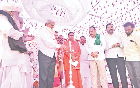 ಕರಡಕಲ್​ ಗ್ರಾಮದಲ್ಲಿ ಸೋಮವಾರ ಹಮ್ಮಿಕೊಂಡ ಕೋರಿಸಿದ್ದೇಶ್ವರ 26ನೇ ಜಾತ್ರಾ ಮಹೋತ್ಸವ ಹಾಗೂ ಸರಳ ಸಾಮೂಹಿಕ ವಿವಾಹ ಕಾರ್ಯಕ್ರಮವನ್ನು ಜಿಲ್ಲಾ ಉಸ್ತುವಾರಿ ಸಚಿವ ಶರಣಬಸಪ್ಪ ದರ್ಶನಾಪುರ ಉದ್ಘಾಟಿಸಿದರು.