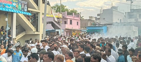 ಕೆಂಭಾವಿ ಪಟ್ಟಣದ ಮುಖ್ಯ ಬೀದಿಗಳಲ್ಲಿ ಶುಕ್ರವಾರ ಮೊಹರಂ ನಿಮಿತ್ತ ನಡೆದ ಪೀರಗಳ ಮೆರವಣಿಗೆಯಲ್ಲಿ ಭಾಗವಹಿಸಿದ್ದ ನೂರಾರು ಹಿಂದೂ&ಮುಸ್ಲಿಂ ಬಾಂಧವರು.
