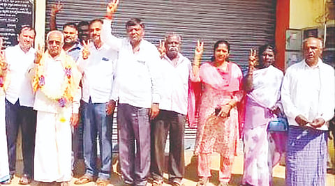 ಕಿಕ್ಕೇರಿ ಹೋಬಳಿಯ ಆನೆಗೊಳ ಪ್ರಾಥಮಿಕ ಕೃಷಿ ಪತ್ತಿನ ಸಹಕಾರ ಸಂಘದ ನೂತನ ಅಧ್ಯಕ್ಷರಾಗಿ ನಂಜುಂಡೇಗೌಡ ಅವಿರೋಧವಾಗಿ ಮಂಗಳವಾರ ಆಯ್ಕೆಯಾದರು. ಸಿ.ಎನ್.ಪುಟ್ಟಸ್ವಾಮಿಗೌಡ, ಬಿ.ಎಂ.ಕಿರಣ್, ನಿರ್ದೇಶಕರು ಹಾಜರಿದ್ದರು. 