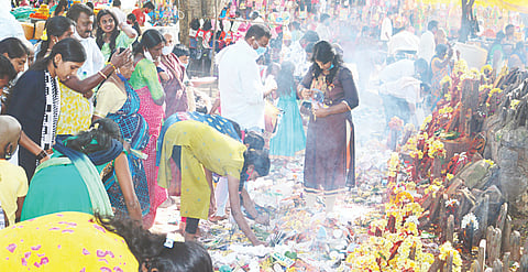 ಕಿಕ್ಕೇರಿ ಹೋಬಳಿಯ ಸಾಸಲು ಗ್ರಾಮದಲ್ಲಿ ಷಷ್ಠಿ ಅಂಗವಾಗಿ ಬುಧವಾರ ನಾಗಬನದಲ್ಲಿ ಭಕ್ತರು ಹಾಲಿನ ತನಿ ಎರೆದರು.