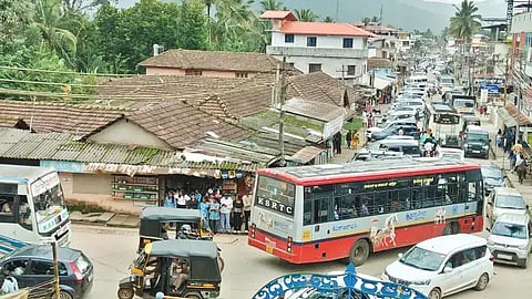 ಕಳಸದಲ್ಲಿ ವಾಹನಗಳಿಂದ ಸಂಚಾರ ಸಿಕ್ಕು ಉಂಟಾಗಿರುವುದು.