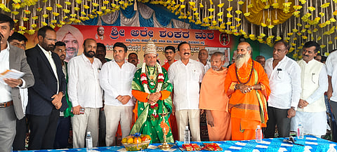 ಕುಣಿಗಲ್​ hostel ತಾಲೂಕು ಕಿತ್ಲಾಮಂಗಲ ಗ್ರಾಮದ ಶ್ರೀ ಹರಿಶಂಕರ ಮಠದ ಶ್ರೀ ಸಿದ್ದರಾಮ ಚೈತನ್ಯ ಸ್ವಾಮೀಜಿಗಳ ಜನ್ಮವರ್ದಂತಿ ಹಾಗೂ ವಿದ್ಯಾರ್ಥಿನಿಲಯವನ್ನು ಮಾಜಿ ಸಿಎಂ ಸದಾನಂದ ಗೌಡ ಉದ್ಘಾಟಿಸಿದರು. ಶಾಸಕ ಎಚ್​.ಡಿ.ರಂಗನಾಥ್​,ಶ್ರೀ ಸಿದ್ದರಾಮಯ್ಯ ಚೈತನ್ಯ ಸ್ವಾಮೀಜಿ, ಒಕ್ಕಲಿಗರ ಸಂಘದ ನಿರ್ದೇಶಕರಾದ ಲೋಕೇಶ್​ ನಾಗರಾಜಯ್ಯ, ಬಿಜೆಪಿ ಡಿ.ಕೃಷ್ಣಕುಮಾರ್​ ಇತರರಿದ್ದರು.