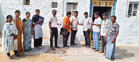 ಕುರುಗೋಡು ತಾಲೂಕಿನ ಕಲ್ಲುಕಂಬದಲ್ಲಿ ತೆರಿಗೆ ವಸೂಲಿ ಆಂದೋಲನ ಹಿನ್ನೆಲೆಯಲ್ಲಿ ಗ್ರಾಪಂ ಸಿಬ್ಬಂದಿ ಮನೆಗಳಿಗೆ ಭೇಟಿ ನೀಡಿ  ತೆರಿಗೆ ಸಂಗ್ರಹಿಸಿದರು. 
