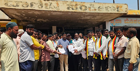 demand ಲಕ್ಷ್ಮೇಶ್ವರದ ಪುರಸಭೆ ವಾಣಿಜ್ಯ ಮಳಿಗೆಗಳ ಮರು ಟೆಂಡರ್‌ಗೆ ಆಗ್ರಹಿಸಿ ಪುರಸಭೆ ಮುಖ್ಯಾಧಿಕಾರಿ ಮಹಾಂತೇಶ ಬೀಳಗಿ ಅವರಿಗೆ ಮನವಿ ಸಲ್ಲಿಸಲಾಯಿತು. ಸಾಹೇಖಲಾಲ ಕಲೆಗಾರ, ಮಾಂತೇಶ ಶರಸೂರಿ, ಲೋಕೇಶ ಶರಸೂರಿ, ಭರಮಣ್ಣ ಶರಸೂರಿ, ಇತರರಿದ್ದರು.
