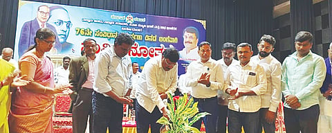 ಮಳವಳ್ಳಿಯ ಅಂಬೇಡ್ಕರ್ ಭವನದಲ್ಲಿ ತಾಲೂಕು ಆಡಳಿತದ ವತಿಯಿಂದ ಬುಧವಾರ ಹಮ್ಮಿಕೊಂಡಿದ್ದ ಸಂವಿಧಾನ ದಿನಾಚರಣೆ ಕಾರ್ಯಕ್ರಮವನ್ನು ಶಾಸಕ ಪಿ.ಎಂ.ನರೇಂದ್ರಸ್ವಾಮಿ ಉದ್ಘಾಟಿಸಿದರು. ತಹಸೀಲ್ದಾರ್ ಲೋಕೇಶ್, ಇಒ ಶ್ರೀನಿವಾಸ್, ಬಿಇಒ ಉಮಾ, ತಾಲೂಕು ಸಮಾಜ ಕಲ್ಯಾಣಾಧಿಕಾರಿ ಸಂತೋಷ್ ಇದ್ದರು.