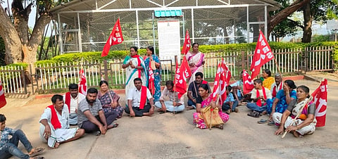 ಮಳವಳ್ಳಿ ತಾಲೂಕಿನ ಶಿವನಸಮುದ್ರ ಕೆಪಿಸಿ ಕಚೇರಿ ಮುಂದೆ ಸೋಮವಾರ ವಿವಿಧ ಸಂಘಟನೆಗಳು ಪ್ರತಿಭಟನೆ ನಡೆಸಿದವು. ಭರತ್ ರಾಜ್, ಗುರುಸ್ವಾಮಿ, ಎನ್.ಲಿಂಗರಾಜಮೂರ್ತಿ, ಮಹದೇವಮ್ಮ ವಿಷಕಂಠು, ನಂಜುಂಡಸ್ವಾಮಿ, ನಾಗಮ್ಮ,  ವಿಮಲಾ, ಮಹಾದೇವಯ್ಯ, ರಾಜಮ್ಮ , ಮಾದೇಶ, ಜಯಮ್ಮ ಇದ್ದರು.