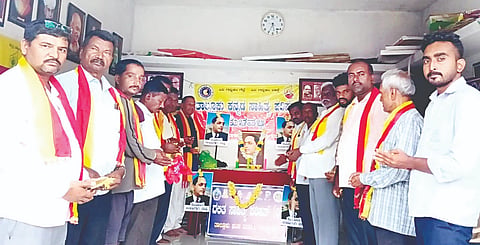 ಡಿ.ಕೆ.ಶಿವಕುಮಾರ್ ಮುಖ್ಯಮಂತ್ರಿ ಆಗಬೇಕೆಂದು ಮಳವಳ್ಳಿ ಪಟ್ಟಣದ ಮಾರೇಹಳ್ಳಿ ಲಕ್ಷ್ಮೀನರಸಿಂಹಸ್ವಾಮಿ ದೇವಸ್ಥಾನದಲ್ಲಿ ತಾಲೂಕು ಒಕ್ಕಲಿಗ ಸಂಘದ ವತಿಯಿಂದ ಬುಧವಾರ ವಿಶೇಷ ಪೂಜೆ ಮಾಡಿಸುವ ಮೂಲಕ ಪ್ರಾರ್ಥಿಸಲಾಯಿತು. ವಿ.ಪಿ.ನಾಗೇಶ್, ದೇವರಾಜೇಗೌಡ, ಮಾದೇಶ್, ಚಿಕ್ಕರಾಜು, ಸುಂದರರಾಜು, ಮಹೇಶ್‌ಕುಮಾರ್, ಪುಟ್ಟಸ್ವಾಮಿ, ಗಂಗಾಧರ್, ಜಯಮ್ಮ, ಮಲ್ಲಯ್ಯ, ದ್ಯಾಪೇಗೌಡ, ಶಿವಮಾದೇಗೌಡ, ಚಿಕ್ಕಣ್ಣ, ಸುಂದರೇಶ್ ಇದ್ದರು.  