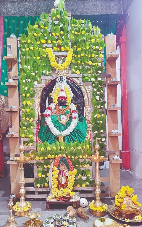 ಮಸ್ಕಿಯ ಕಾಳಿಕಾದೇವಿ ದೇಗುಲದಲ್ಲಿ ಕಾರ್ತಿಕ ದೀಪೋತ್ಸವ ನಿಮಿತ್ತ ದೇವಿಗೆ ವೀಳ್ಯದೆಲೆಗಳಿಂದ ವಿಶೇಷ ಅಲಂಕಾರ ಮಾಡಲಾಗಿತ್ತು.