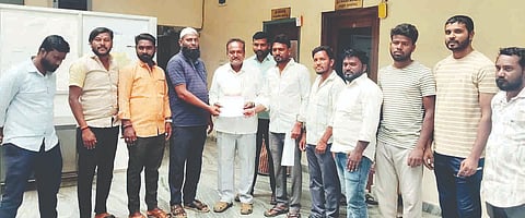 ಮಸ್ಕಿಯಲ್ಲಿ ಪುರಸಭೆ ಅಧ್ಯಕ್ಷ ಸುರೇಶ ಹರಸೂರುಗೆ ಕರವೇ ತಾಲೂಕು ಘಟಕ ಮನವಿ ಸಲ್ಲಿಸಿತು. ತಾಲೂಕು ಅಧ್ಯಕ್ಷ ದುರ್ಗರಾಜ ವಟಗಲ್, ನೂರ್ ಅಹ್ಮದ್, ಸುರೇಶ, ಮೌನೇಶ, ಅಯ್ಯಪ್ಪ, ಮುದಿಯಪ್ಪ, ಬಸವರಾಜ, ಅಭಿಷೇಕ ಇತರರಿದ್ದರು.