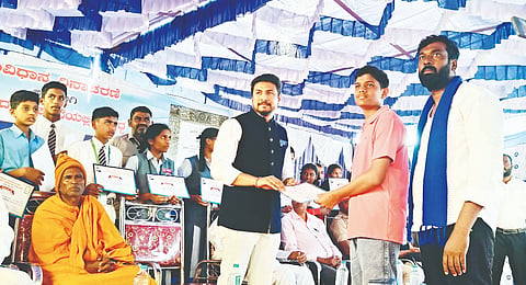 ನಗರದ ಡಾ.ಬಿ.ಆರ್ ಅಂಬೇಡ್ಕರ್ ಭವನದಲ್ಲಿ ಛಲವಾದಿ ಮಹಾಸಭಾ ವತಿಯಿಂದ ಸಂವಿಧಾನ ದಿನಾಚರಣೆಯ ಅಂಗವಾಗಿ ಸಂವಿಧಾನದ ಪರಿಕಲ್ಪನೆಯಡಿ ಪ್ರಬುದ್ಧ ಭಾರತ ವಿಚಾರ ಸಂಕಿರಣ ವಿಷಯದಲ್ಲಿ ವಿಜೇತರಾದ ವಿದ್ಯಾರ್ಥಿಗಳಿಗೆ ಬಹುಮಾನ ವಿತರಿಸಲಾಯಿತು.  ಬುದ್ಧ ವಿಹಾರದ ಮನೋರಖ್ಬಿತ ಬಂತೇಜಿ, ಅಭಿ ನಾಗಭೂಷಣ್ ಸೇರಿದಂತೆ ಇತರರು ಇದ್ದರು.