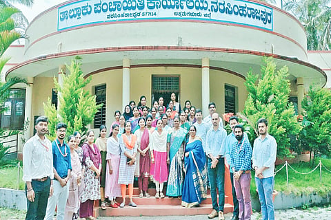 ಎನ್.ಆರ್.ಪುರ ತಾಪಂನಲ್ಲಿ ಮತ್ಸ್ಯ ಸಂಜೀವಿನಿ ಯೋಜನೆಯಡಿ ಮಹಿಳಾ ಸ್ವಸಹಾಯ ಸಂಘದ ಸದಸ್ಯರಿಗೆ ಆಯೋಜಿಸಿದ್ದ ಎರಡು ದಿನಗಳ ತರಬೇತಿ ಕಾರ್ಯಾಗಾರದಲ್ಲಿ ಭಾಗವಹಿಸಿದ್ದ ಶಿಬಿರಾರ್ಥಿಗಳು.