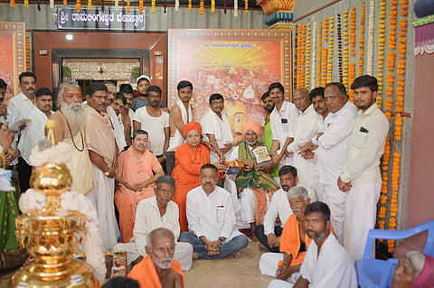  Ramalingaನವಲಗುಂದ ಶ್ರೀ ರಾಮಲಿಂಗೇಶ್ವ ದೇವಸ್ಥಾನದ ಕಳಸಾರೋಹಣ ಕಾರ್ಯಕ್ರಮದಲ್ಲಿ ಶಿರಹಟ್ಟಿ ಫಕೀರ ಸಿದ್ಧರಾಮ ಸ್ವಾಮೀಜಿ ಅವರನ್ನು ಸನ್ಮಾನಿಸಲಾಯಿತು