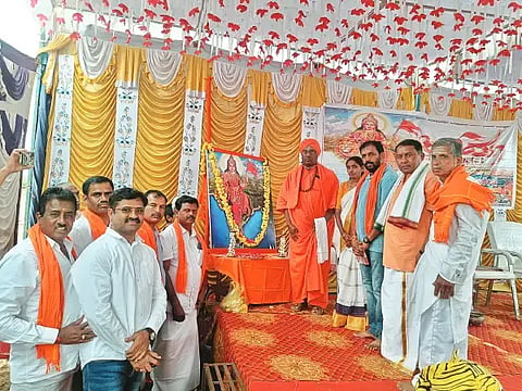 ಪಂಚನಹಳ್ಳಿಯಲ್ಲಿ ನಡೆದ ಹಿಂದೂ ಸಮಾಜೋತ್ಸವ ಕಾರ್ಯಕ್ರಮದಲ್ಲಿ ಭಾರತಾಂಬೆಯ ಭಾವಚಿತ್ರಕ್ಕೆ ನಿರಂಜನಪೀಠದ ಶ್ರೀ ಮಾಡಾಳು ರುದ್ರಮುನಿ ಸ್ವಾಮೀಜಿ ಪುಷ್ಪನಮನ ಸಲ್ಲಿಸಿದರು, ಚನ್ನಬಸಪ್ಪ, ಮನೋಹರ್ ಮಠದ್, ಅಡಕೆ ಚಂದ್ರು, ಸಂತೋಷ್, ಪಿ.ಆರ್.ರಂಗನಾಥ್, ರಾಘವೇಂದ್ರ, ವಿಶಾಲಾಕ್ಷಮ್ಮ ಇದ್ದರು.