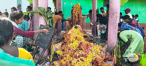 ಪಾಂಡವಪುರ ಪಟ್ಟಣದಲ್ಲಿ ಚಂಪಾಷಷ್ಠಿ ಪ್ರಯುಕ್ತ ಭಕ್ತರು ತನಿ ಎರೆದು ಭಕ್ತಿ ಸಮರ್ಪಿಸಿದರು.