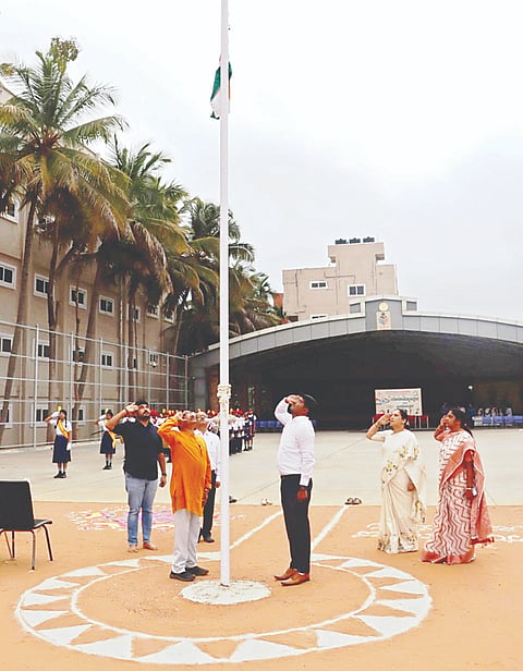 ಪಾಂಡವಪುರ ತಾಲೂಕಿನ ಚಿನಕುರಳಿಯ ಎಸ್‌ಟಿಜಿ ಶಿಕ್ಷಣ ಸಂಸ್ಥೆಯಲ್ಲಿ ಆಚರಿಸಲಾದ 77ನೇ ಗಣರಾಜ್ಯೋತ್ಸವದಲ್ಲಿ ರಾಷ್ಟ್ರೀಯ ಪ್ಯಾರ ಶೂಟರ್ ಕ್ರೀಡಾಪಟು ಎಂ.ಎಸ್.ನಾಗೇಂದ್ರ ಧ್ವಜಾರೋಹಣ ನೆರವೇರಿಸಿದರು. ಸಂಸ್ಥೆ ಸಿಇಒ ಸಿ.ಪಿ.ಶಿವರಾಜು ಇತರರು ಇದ್ದರು.