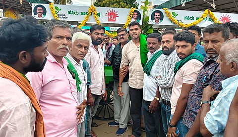 ಪಾಂಡವಪುರ ಪಟ್ಟಣದ ಬೀದಿ ಬದಿ ವ್ಯಾಪಾರಿಗಳ ಅನುಕೂಲಕ್ಕಾಗಿ ಶಾಸಕ ದರ್ಶನ್ ಪುಟ್ಟಣ್ಣಯ್ಯ  ಕೂಲ್ ಕಾರ್ಟ್ (ವಿಶೇಷ ತಳ್ಳುವ ಗಾಡಿ)ಗಳನ್ನು ವಿತರಿಸಿದರು. ಎ.ಎಲ್.ಕೆಂಪೂಗೌಡ, ವೈ.ಪಿ.ಮಂಜುನಾಥ್ ಇತರರು ಇದ್ದರು. 