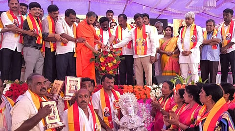  kempegowda ನಾಡಪ್ರಭು ಕೆಂಪೇಗೌಡ ಹಾಗೂ ಡಿ. ಬನುಮಯ್ಯ ಜಯಂತ್ಯುತ್ಸವ ಶಾಸಕ ಟಿ.ಬಿ. ಜಯಚಂದ್ರ, ಮಾಜಿ ಶಾಸಕ ಡಾ.ಸಿ.ಎಂ.ರಾಜೇಶ್​ ಗೌಡ, ಕೌಶಲಾಅಭಿವೃದ್ಧಿ ನಿಗಮ ಮಾಜಿ ಅಧ್ಯ ಮುರುಳೀಧರ್​ ಹಾಲಪ್ಪ ಇದ್ದರು.