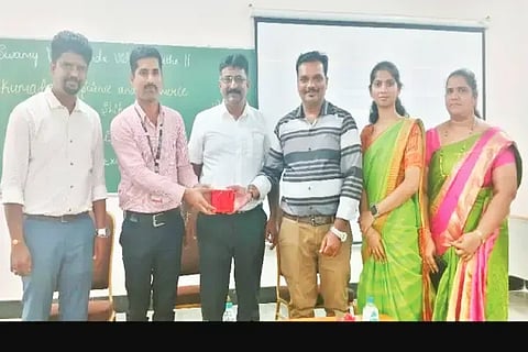 ಶಿಕಾರಿಪುರದ ಕುಮದ್ವತಿ ವಾಣಿಜ್ಯ ಮತ್ತು ವಿಜ್ಞಾನ ಪದವಿಪೂರ್ವ ಕಾಲೇಜಿನಲ್ಲಿ ಏರ್ಪಡಿಸಿದ್ದ ರಸಪ್ರಶ್ನೆ ಕಾರ್ಯಕ್ರಮದಲ್ಲಿ ಡಾ. ಎಂ.ವೀರೇಂದ್ರ, ಎಚ್.ಡಿ.ಪ್ರಶಾಂತ್, ಚಂದ್ರಶೇಖರ್, ಶಿವರಾಜ್ ಇತರರಿದ್ದರು.