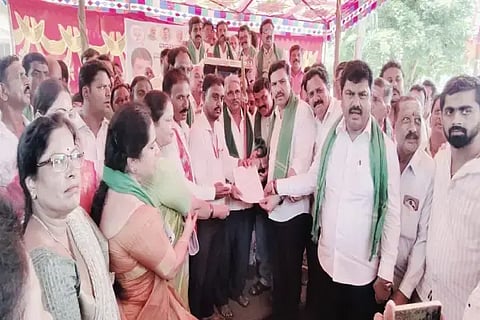 ಡೀಮ್ಡ್ ಫಾರೆಸ್ಟ್ ಸರ್ವೇ ಹಿನ್ನೆಲೆಯಲ್ಲಿ ರೈತರಿಗೆ ನೋಟಿಸ್ ನೀಡಿರುವುದನ್ನು ಖಂಡಿಸಿ ಶಿಕಾರಿಪುರದಲ್ಲಿ ಬಿಜೆಪಿ ಯುವ ಮೋರ್ಚಾ ಪ್ರಮುಖರು ಪ್ರತಿಭಟನೆ ನಡೆಸಿ ತಾಲೂಕು ಆಡಳಿತಕ್ಕೆ ಮನವಿ ಸಲ್ಲಿಸಿದರು. ಬಿ.ವೈ.ರಾಘವೇಂದ್ರ, ಬಿ.ವೈ.ವಿಜಯೇಂದ್ರ, ಸಿದ್ಲಿಂಗಪ್ಪ, ಯೋಗೀಶ್, ಹುಲ್ಮಾರ್ ಮಹೇಶ್, ಗಾಯತ್ರಿ, ರೇಖಾ ಇತರರಿದ್ದರು.