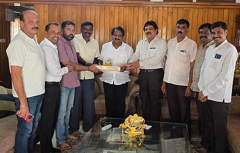 ಸೂಲಿಬೆಲೆ ಹೋಬಳಿ ಬೆಂಡಿಗಾನಹಳ್ಳಿಯಲ್ಲಿ ಬಮುಲ್​ ನಿರ್ದೇಶಕ ಬಿ.ವಿ.ಸತೀಶಗೌಡ ಅವರನ್ನು ಹೊಸಕೋಟೆ ಶಿಬಿರದ ನಿವೃತ್ತ ಉಪ ವ್ಯವಸ್ಥಾಪಕ ಡಾ.ಶಿವಾಜಿನಾಯಕ್​ ಸನ್ಮಾನಿಸಿದರು.  ಜುನೈದ್​ ಖಾನ್​, ಹಸಿಗಾಳ ಜಗದೀಶ್​, ಚಿಕ್ಕಹರಳಗೆರೆ ಜಗನ್ನಾಥ್​, ಹೊಸಹಳ್ಳಿ ಜಯರಾಮ್​, ಬೇಗೂರು ರಾಜಣ್ಣ ಇತರರು ಇದ್ದರು.