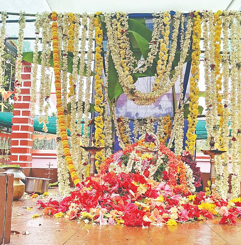 ವಿರಾಜಪೇಟೆಯ ಹೆಗ್ಗಳ ಗ್ರಾಮದ ಬೂದಿಮಾಳದ ಶ್ರೀ ಕಿರಾತೇಶ್ವರ ದೇವರ ಮಹಾಪೂಜೆ ನಡೆಯಿತು. 