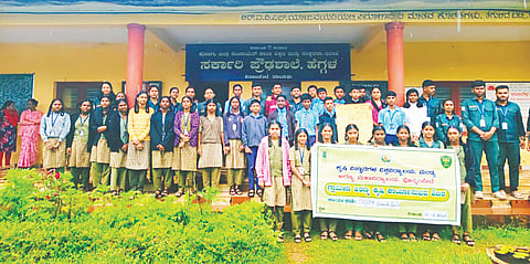 ಹೆಗ್ಗಳದ ಸರ್ಕಾರಿ ಪ್ರೌಢಶಾಲೆಯಲ್ಲಿ ಮಂಗಳವಾರ ಹಮ್ಮಿಕೊಂಡಿದ್ದ ಕಾರ್ಯಕ್ರಮದಲ್ಲಿ ಹಾವು ಕಡಿತ ಮತ್ತು ಅರಣ್ಯದಲ್ಲಿ ಅಕ್ರಮ ಬೇಟೆ ಕುರಿತ ಮಕ್ಕಳಿಗೆ ಜಾಗೃತಿ ಮೂಡಿಸಲಾಯಿತು. ಪೊನ್ನಂಪೇಟೆ ಅರಣ್ಯ ಮಹಾ ವಿದ್ಯಾಲಯದ  ಗ್ರಾಮೀಣ ಅರಣ್ಯ ಕೃಷಿ ಕಾರ್ಯಾನುಭವ ಶಿಬಿರದ ಹಿರಿಯ ವಿದ್ಯಾರ್ಥಿಗಳಾದ ಆರ್. ಹೇಮಂತ್, ಡಿ.ಪ್ರವೀಣ, ಓಂಕಾರ್, ಬಿ.ನಾಗವೇಣಿ ಇತರರು ಹಾಜರಿದ್ದರು.