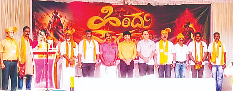 ವಿರಾಜಪೇಟೆಯಲ್ಲಿ ಆಯೋಜನೆ ಹಿಂದೂ ಸಂಗಮ ಕಾರ್ಯಕ್ರಮವನ್ನು ಉದ್ದೇಶಿಸಿ ಪ್ರವೀಣ್ ಸರಳ ಮಾತನಾಡಿದರು. ಅಂಜಪರವಂಡ ಅನೀಲ್ ಮಂದಣ್ಣ , ಪಟ್ಟಡ ರೀನಾ ಪ್ರಕಾಶ್, ಅಜಯ್ ರಾವ್, ಪ್ರದೀಪ್ ರೈ, ಕೂತಂಡ ಸಚಿನ್, ಸುರೇಶ್ ಚಾಮಿ, ಸಹ ಸಂಚಾಲಕ ಹೇಮಂತ್, ಅಮ್ಮಣಿ ಚಂಡ ರಂಜನ್ ನಂಜಪ್ಪ, ಸಹ ಖಜಾಂಚಿ ವಿನೋದ್, ಕೋಶಾಧ್ಯಕ್ಷ ದುಶ್ಯಂತ್ ರಾವ್ ಇದ್ದರು.