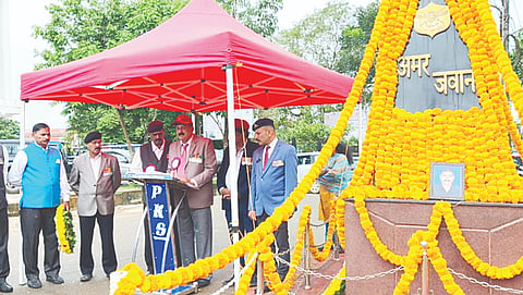 ಕಾರ್ಗಿಲ್ ವಿಜಯ ದಿವಸ್ ಉದ್ದೇಶಿಸಿ ವಿರಾಜಪೇಟೆ ಮಾಜಿ ಸೈನಿಕರ ಸಂಘದ ಅಧ್ಯಕ್ಷ ಚಪ್ಪಂಡ ಹರೀಶ್ ಮಾತನಾಡಿದರು.ಪ್ರವೀಣ್, ನಾಚಪ್ಪ , ಗಣೇಶ್  ನಂಜಪ್ಪ  , ಶೋಭ, ಡಿ ವೈ ಎಸ್ ಪಿ ಮಹೇಶ್ ಕುಮಾರ್ ಇದ್ದರು.
