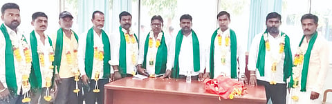: ಯಾದಗಿರಿಯಲ್ಲಿ ವಡಗೇರಾ ತಾಲೂಕು ರೈತ ಸಂದ ನೂತನ ಪದಾಧಿಕಾರಿಗಳನ್ನು ಆಯ್ಕೆ ಮಾಡಿ ಅವರನ್ನು ಸನ್ಮಾನಿಸಲಾಯಿತು. ಪೋಲಪ್ಪ ಎಂ.ನಾರಾಯಣ್ಣೋರ್​, ಭೀಮಶಪ್ಪ ಬಾಗ್ಲಿ, ಚನ್ನಬಸವ ಗೊಡಿಹಾಳ, ಜಗದೀಶ್​ ವಿಶ್ವಕರ್ಮ, ಮಾರ್ಕಪ್ಪ ಟೇಲರ್​ ಇತರರಿದ್ದರು.