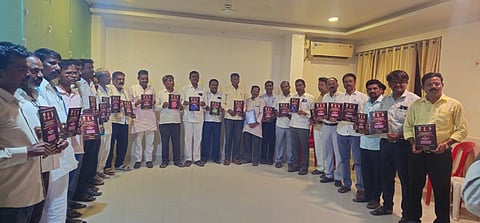 ಬುದ್ಧ, ಬಸವ ಹಾಗೂ ಅಂಬೇಡ್ಕರ್​ ಜಯಂತಿ ನಿಮಿತ್ತ ಶಹಾಪುರದಲ್ಲಿ ಮಂಗಳವಾರ ಆರ್​.ಚನ್ನಬಸ್ಸು ವನದುರ್ಗ, ನೀಲಕಂಠ ಬಡಿಗೇರ ಕರಪತ್ರ ಬಿಡುಗಡೆ ಮಾಡಿದರು. ಗೌಡಪ್ಪಗೌಡ ಆಲ್ದಾಳ, ಶ್ರೀಶೈಲ ಹೊಸ್ಮನಿ, ಶೇಖರ ದೊರೆ, ರಾಜು ಅಣಬಿ, ಚನ್ನಪ್ಪ ಆನೇಗುಂದಿ, ಡಾ.ರವೀಂದ್ರನಾಥ ಹೊಸ್ಮನಿ, ರಂಗನಾಥ ದೊರೆ, ಶ್ರೀಶೈಲ ಬಿರಾದಾರ, ಪ್ರಕಾಶ ದೊರೆ, ಬಸವರಾಜ ಸಿನ್ನೂರ್​ ಇತರರಿದ್ದರು.