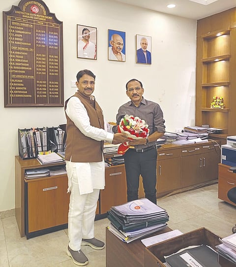 ನೈರುತ್ಯ ರೈಲ್ವೆ ನಿರ್ಮಾಣ ವಿಭಾಗದ ಮುಖ್ಯ ಆಡಳಿತಾಧಿಕಾರಿ ಅಭಯ್​ ಕುಮಾರ ಗುಪ್ತಾ ಅವರನ್ನು ಬೆಂಗಳೂರಿನಲ್ಲಿ ಗುರುವಾರ ರಾಯಚೂರು-ಯಾದಗಿರಿ ಸಂಸದ ಜಿ.ಕುಮಾರ ನಾಯಕ ಭೇಟಿ ಮಾಡಿದರು.