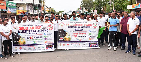ಯಾದಗಿರಿಯಲ್ಲಿ ಶುಕ್ರವಾರ ಆಯೋಜಿಸಿದ್ದ ಅಂತಾರಾಷ್ಟ್ರೀಯ ಮಾದಕ ದ್ರವ್ಯ ನಿರೋಧಕ ಮತ್ತು ಅಕ್ರಮ ಸಾಗಣೆ ವಿರೋಧಿ ದಿನದ ಜಾಗೃತಿ ಜಾಥಾ ಕಾರ್ಯಕ್ರಮಕ್ಕೆ ಎಸ್​ಪಿ ಪೃಥ್ವಿಕ್​ ಶಂಕರ್​ ಚಾಲನೆ ನೀಡಿದರು. ಡಾ.ಪ್ರೀತಂ, ಅಪರ್​ ಎಸ್​ಪಿ ಧರಣೇಶ್​, ಡಿವೈಎಸ್​ಪಿಗಳಾದ ಸುರೇಶ ನಾಯಕ್​, ಭರತಕುಮಾರ ತಳವಾರ, ಡಾ.ಚಂದ್ರಕಾಂತ ಪೂಜಾರಿ, ಡಾ.ಹೊನಗುಂಟಿ ಇತರರಿದ್ದರು.