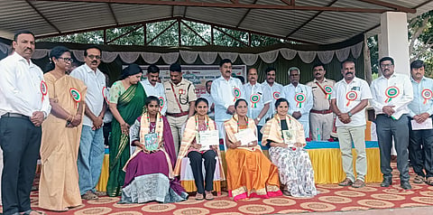 ಯಳಂದೂರು ಪಟ್ಟಣದ ಸರ್ಕಾರಿ ಪದವಿ ಪೂರ್ವ ಕಾಲೇಜಿನ ಆವರಣದಲ್ಲಿ ತಾಲೂಕು ಆಡಳಿತದ ವತಿಯಿಂದ ಸೋಮವಾರ ನಡೆದ ಗಣರಾಜ್ಯೋತ್ಸವ ಕಾರ್ಯಕ್ರಮದಲ್ಲಿ ಎಸ್‌ಎಸ್‌ಎಲ್‌ಸಿಯಲ್ಲಿ ಅತೀ ಹೆಚ್ಚು ಅಂಕಗಳಿಸಿದ ವಿದ್ಯಾರ್ಥಿಗಳನ್ನು ಶಾಸಕ ಎ.ಆರ್.ಕೃಷ್ಣಮೂರ್ತಿ ಸನ್ಮಾನಿಸಿದರು. 