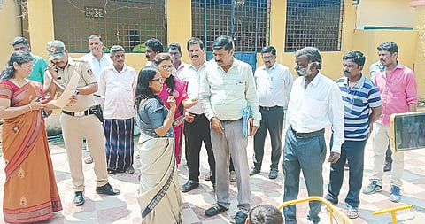 ಯಳಂದೂರು ಪಟ್ಟಣದ ಗೌತಮ್ ಬಡಾವಣೆಯಲ್ಲಿರುವ ಅಂಗನವಾಡಿ ಕೇಂದ್ರಕ್ಕೆ ಜಿಲ್ಲಾ ಉಸ್ತುವಾರಿ ಕಾರ್ಯದರ್ಶಿ ಆರ್. ವಿನೋತ್ ಪ್ರಿಯಾ ಭೇಟಿ ನೀಡಿ ಮಾಹಿತಿ ಪಡೆದುಕೊಂಡರು. ಜಿಪಂ ಮುಖ್ಯ ಕಾರ್ಯನಿರ್ವಾಹಕ ಅಧಿಕಾರಿ ಮೋನಾರೋತ್ ಸೇರಿಂತೆ ಅನೇಕರು ಇದ್ದರು. 