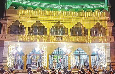  ಯಳಂದೂರು ಪಟ್ಟಣದಲ್ಲಿರುವ ಜಾಮೀಯಾ ಮಸೀದಿಯನ್ನು ವಿದ್ಯುತ್ ದೀಪಗಳಿಂದ ಅಲಂಕರಿಸಿರುವುದು.