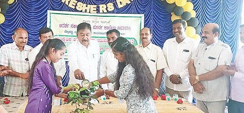 ಯಳಂದೂರು ತಾಲೂಕಿನ ಮೆಳ್ಳಹಳ್ಳಿ ಗ್ರಾಮದಲ್ಲಿರುವ ಆದರ್ಶ ಸರ್ಕಾರಿ ಪದವಿ ಪೂರ್ವ ಕಾಲೇಜಿನಲ್ಲಿ ಹಮ್ಮಿಕೊಂಡಿದ್ದ ಸಾಂಸ್ಕೃತಿಕ ಹಾಗೂ ಕ್ರೀಡಾ ಚಟುವಟಿಕೆಗಳ ಉದ್ಘಾಟನೆ ಹಾಗೂ ಪ್ರಥಮ ಪಿಯುಸಿ ವಿದ್ಯಾರ್ಥಿಗಳಿಗೆ ಸ್ವಾಗತ ಸಮಾರಂಭವನ್ನು ಶಾಸಕ ಎ.ಆರ್.ಕೃಷ್ಣಮೂರ್ತಿ ಉದ್ಘಾಟಿಸಿದರು. ಎಚ್.ವಿ. ಚಂದ್ರು, ಜೆ.ಯೋಗೇಶ್ ಇತರರಿದ್ದರು.