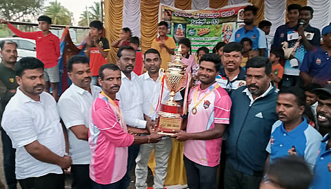 ಯಳಂದೂರು ಸಮೀಪದ ಚಾಮರಾಜನಗರ ತಾಲೂಕಿನ ತೆಂಕಲಮೋಳೆ ಗ್ರಾಮದಲ್ಲಿ ಆಯೋಜಿಸಲಾಗಿದ್ದ ಭಗೀರಥ ಪ್ರೀಮಿಯರ್ ಕ್ರಿಕೇಟ್ ಲೀಗ್ ಸೀಸನ್-3 ಟೆನಿಸ್ ಬಾಲ್ ಕ್ರಿಕೆಟ್ ಪಂದ್ಯಾವಳಿಯಲ್ಲಿ ಕಿಂಗ್ ಆಫ್ ಸೂರ್ಯವಂಶ  ತಂಡಕ್ಕೆ ಟ್ರೋಫಿಯನ್ನು  ವರುಣ ವಿಧಾನಸಭಾ ಕ್ಷೇತ್ರದ ಕಾಂಗ್ರೆಸ್ ಮುಖಂಡ ಕುಮಾರ್, ಗುರುಲಿಂಗಯ್ಯ, ಚೇತನ್‌ಕುಮಾರ್ ವಿತರಿಸಿದರು.