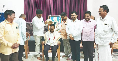 ಯಲ್ಲಾಪುರ ತಾಲೂಕಿನ ಆನಗೋಡಿನಲ್ಲಿ ಏರ್ಪಡಿಸಿದ್ದ ಸುಶಾಸನ ದಿನ ಕಾರ್ಯಕ್ರಮದಲ್ಲಿ ಬಿಜೆಪಿಯ ಹಿರಿಯ ಕಾರ್ಯಕರ್ತ ಗಣಪತಿ ಮಾನಿಗದ್ದೆ ಅವರನ್ನು ಸನ್ಮಾನಿಸಲಾಯಿತು. ಪ್ರಸಾದ ಹೆಗಡೆ, ಹರಿಪ್ರಕಾಶ ಕೋಣೆಮನೆ, ಜಿ.ಎನ್. ಗಾಂವ್ಕರ, ನಾರಾಯಣ ಭಟ್ಟ ಅಗ್ಗಾಶಿಕುಂಬ್ರಿ, ರಾಮು ನಾಯ್ಕ, ಪ್ರಮೋದ ಹೆಗಡೆ ಇತರರಿದ್ದರು.