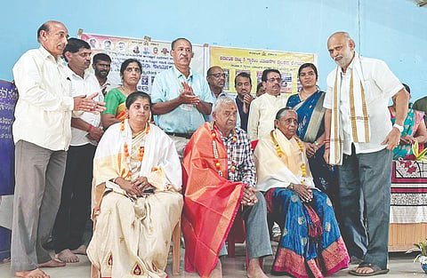 ಯಲ್ಲಾಪುರ ತಾಲೂಕಿನ ಉಪಳೇಶ್ವರದಲ್ಲಿ ಆಯೋಜಿಸಿದ್ದ ತಾಲೂಕು ಮಟ್ಟದ ಗ್ಯಾರಂಟಿ ಯೋಜನೆಗಳ ಅನುಷ್ಠಾನ ಸಮಿತಿಯ ಮಾಸಿಕ ಸಭೆ ಹಾಗೂ ಗ್ರಾಮೀಣ ಶಿಬಿರದಲ್ಲಿ ವಿವಿಧ ಕ್ಷೇತ್ರಗಳಲ್ಲಿ ಸಾಧನೆ ಮಾಡಿದ ನರಸಿಂಹ ಜಿ. ಭಟ್ಟ, ಕಮಲಾ ಆರ್. ಭಟ್ಟ, ಶ್ರೀಲತಾ ರಾಜೀವ ಅವರನ್ನು ಸನ್ಮಾನಿಸಲಾಯಿತು. ಶಾಸಕ ಶಿವರಾಮ ಹೆಬ್ಬಾರ, ಉಲ್ಲಾಸ ಶಾನಭಾಗ, ಆರ್.ಎಸ್. ಭಟ್ಟ, ವಿ.ಎಸ್. ಭಟ್ಟ, ಎಸ್.ಕೆ. ಭಾಗ್ವತ ಇತರರಿದ್ದರು.