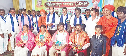 ಹಗರಿಬೊಮ್ಮನಹಳ್ಳಿಯಲ್ಲಿ ಮಾದಿಗ ಸಮಾಜದಿಂದ ಆಯೋಜಿಸಿದ್ದ ಪ್ರತಿಭಾ ಪುರಸ್ಕಾರ ಕಾರ್ಯಕ್ರಮದಲ್ಲಿ ವಿದ್ಯಾರ್ಥಿಗಳನ್ನು ಸನ್ಮಾನಿಸಲಾಯಿತು. 