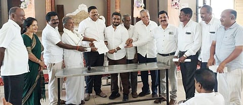 ಪಿರಿಯಾಪಟ್ಟಣದಲ್ಲಿ ಆಯೋಜಿಸಿದ್ದ ಜೆಡಿಎಸ್ ಬೂತ್ ಮಟ್ಟದ ಕಾರ್ಯಕರ್ತರ ಸಭೆಯಲ್ಲಿ ವಿವಿಧ ಘಟಕಗಳಿಗೆ ನೇಮಕಗೊಂಡವರಿಗೆ ಆದೇಶ ಪತ್ರ ನೀಡಲಾಯಿತು. ಮಾಜಿ ಶಾಸಕ ಕೆ.ಮಹದೇವ್, ಅಣ್ಣಯ್ಯ ಶೆಟ್ಟಿ, ಜೆ.ಎಸ್.ನಾಗರಾಜ್, ಗಗನ್, ಸುನಿತಾ ಮಂಜುನಾಥ್, ರೇಣುಕ ಸ್ವಾಮಿ, ಎಚ್.ಡಿ.ರಾಜೇಂದ್ರ ಇದ್ದರು.