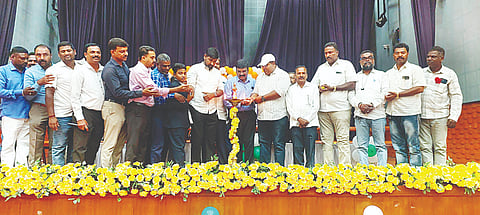 ಪಿರಿಯಾಪಟ್ಟಣದ ಡಿ.ದೇವರಾಜ ಅರಸು ಭವನದಲ್ಲಿ ಹಮ್ಮಿಕೊಂಡಿದ್ದ ಸಂವಿಧಾನ ದಿನಾಚರಣೆ ಕಾರ್ಯಕ್ರಮವನ್ನು ಗಣ್ಯರು ಉದ್ಘಾಟಿಸಿದರು. ತಹಸೀಲ್ದಾರ್ ನಿಸರ್ಗಪ್ರಿಯ, ಇಒ ಸುನೀಲ್ ಕುಮಾರ್, ಪ್ರೊ.ಡಾ.ರಾಚಪ್ಪಾಜಿ, ಟಿ.ಈರಯ್ಯ, ಪಿ. ಮಹದೇವ್, ಕಾಮರಾಜ್, ಪಿ.ಪಿ.ಮಹದೇವ್ ಇದ್ದರು.