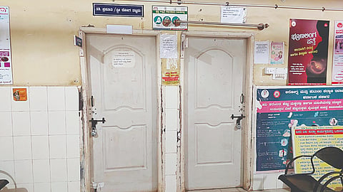 ಪಿರಿಯಾಪಟ್ಟಣ ಸಾರ್ವಜನಿಕ ಆಸ್ಪತ್ರೆಯಲ್ಲಿ ವೈದ್ಯರ ಕೊಠಡಿಗಳು ಕರ್ತವ್ಯದ ವೇಳೆಯಲ್ಲಿಯೇ ಬೀಗ ಹಾಕಿರುವುದು. 