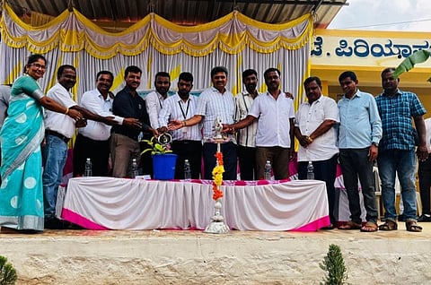  ಪಿರಿಯಾಪಟ್ಟಣದ ಪೇಟೆ ಸರ್ಕಾರಿ ಹಿರಿಯ ಪ್ರಾಥಮಿಕ ಶಾಲೆಯಲ್ಲಿ ಆಯೋಜಿಸಿದ್ದ ವಾರ್ಷಿಕೋತ್ಸವ ಸಮಾರಂಭವನ್ನು ಗಣ್ಯರು ಉದ್ಘಾಟಿಸಿದರು. ಪ್ರಶಾಂತ್, ರವಿ ಪ್ರಸನ್ನ, ರೇವಣ್ಣಯ್ಯ, ಪಿ.ಸಿ.ಕೃಷ್ಣ, ನಿರಂಜನ್, ಕುಮಾರ್, ಕೆ.ಎಲ್.ಸುರೇಶ್, ಗಿರೀಶ್, ಸುದರ್ಶನ್, ರಮೇಶ್ ಇದ್ದರು.
